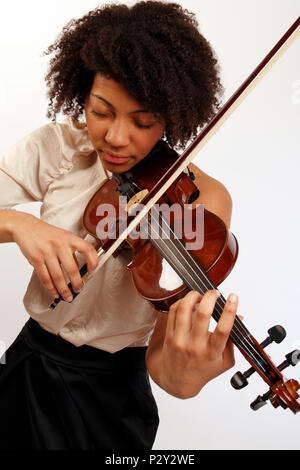 Giovane ragazza nera la riproduzione del viiolin, Foto Stock