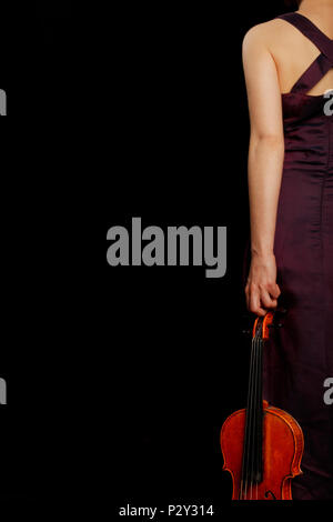 Giovane donna mentre tiene il suo violino - generico, Foto Stock