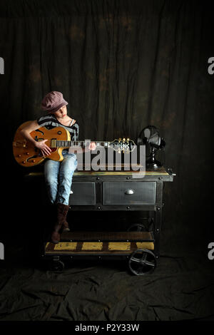 Ragazza giovane suonando il blues su un semi acoustic guitar elettrico, Foto Stock