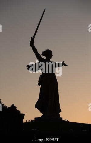 Una vista della patria chiamate, al crepuscolo e il centro del monumento-ensemble "eroi della Battaglia di Stalingrado' su Mamayev Kurgan, nelle regioni di Volgograd, dove Inghilterra di apertura della Coppa del Mondo di confronto di gruppo contro la Tunisia sarà svolto durante il 2018 FIFA World Cup, Russia. Foto Stock