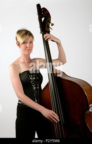 Femmina a doppia bass player, giocando pizzicato Foto Stock