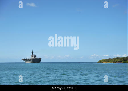 160808-N-UI636-307 PEARL HARBOR (Agosto 8, 2016) Giappone marittimo Forza di Autodifesa destroyer elicottero nave JS Hyuga (DDH 181) si diparte la base comune perla Harbor-Hickam dopo la conclusione del cerchio del Pacifico 2016. Venti-sei nazioni, più di 40 navi e sottomarini, più di 200 aerei e 25.000 personale ha partecipato a RIMPAC dal 30 giugno al 4 agosto, in e intorno alle Isole Hawaii e la California del Sud. Il più grande del mondo marittimo internazionale esercitazione RIMPAC offre una singolare opportunità di formazione che aiuta i partecipanti a promuovere e sostenere le relazioni cooperative che Foto Stock