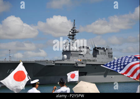 160808-N-UI636-192 PEARL HARBOR (Agosto 8, 2016) Giappone marittimo Forza di Autodifesa destroyer elicottero nave JS Hyuga (DDH 181) si diparte la base comune perla Harbor-Hickam dopo la conclusione del cerchio del Pacifico 2016. Venti-sei nazioni, più di 40 navi e sottomarini, più di 200 aerei e 25.000 personale ha partecipato a RIMPAC dal 30 giugno al 4 agosto, in e intorno alle Isole Hawaii e la California del Sud. Il più grande del mondo marittimo internazionale esercitazione RIMPAC offre una singolare opportunità di formazione che aiuta i partecipanti a promuovere e sostenere le relazioni cooperative che Foto Stock