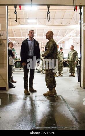 Segretario dell'esercito Eric Fanning e Col. Scott verde, comandante della quarta brigata di fanteria combattere Team (Airborne) xxv divisione di fanteria esaminare il paracadute torre di scuotimento a base comune Elmendorf-Richardson, Alaska Agosto 4, 2016. (U.S. Esercito foto di Spc. Donald Williams) Foto Stock