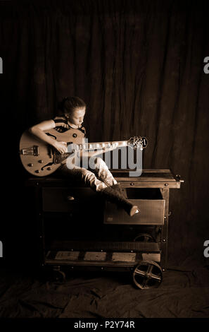 Ragazza giovane suonando il blues su un semi acoustic guitar elettrico, Foto Stock