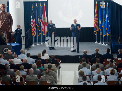 Master Chief Sgt. Ronald C. Anderson, xii il comando Capo Comandante Sergente per la Air National Guard, parla durante una chiamata a tutti di onorare il ANG's 2016 Eccezionale Avieri dell'anno presso la Air National Guard Readiness Center su base comune Andrews, Md., Agosto 4, 2016. La cerimonia è il culmine del ANG si concentra sulla forza settimana in una serie di eventi che mettono in rilievo l' importanza di sviluppo professionale a tutti i livelli e il riconoscimento dei successi in tutto il corpo di soldati. Il OAY vincitori sono personale Sgt. Jennifer Masters, Airman dell'anno; Tech. Sgt. Nicholas Jewell, Foto Stock