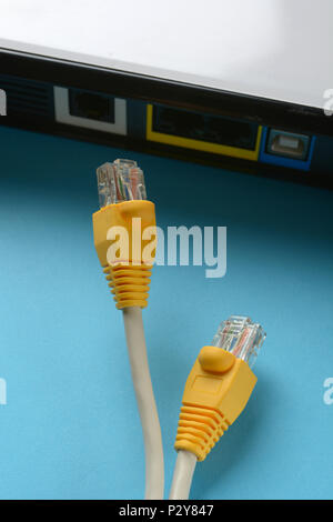 Cavi di rete - modem router - connessione a internet - primo piano Foto Stock