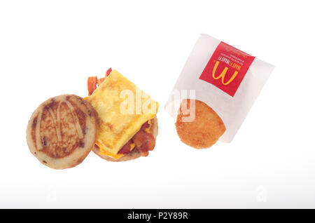 McDonald's McGriddle con pancetta, uova e formaggio con un hash brown patty su sfondo bianco Foto Stock