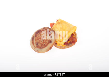 McDonald's pancetta, uova e formaggio McGriddle su sfondo bianco Foto Stock