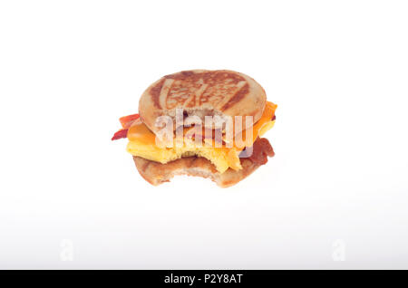 McDonald's McGriddle pancetta, uova e formaggio prima colazione veloce sandwich di alimentare con il morso preso isolato su bianco Foto Stock