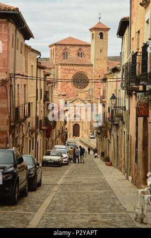 Bella vista da una ripida strada di Santa Maria nella Cattedrale di Siguenza. Architettura, Viaggi, Rinascimento. Marzo 19, 2016. A Siguenza, Guadalajara, La Foto Stock