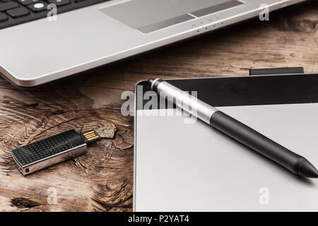 Close-up flash drive sul desktop. Lavorare in ufficio. Vista da sopra Foto Stock