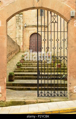 Bella entrata laterale porta a Santa Maria nella Cattedrale di Siguenza. Architettura, Viaggi, Rinascimento. Marzo 19, 2016. A Siguenza, Guadalajara, La Alcarria, Foto Stock