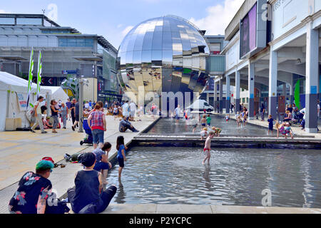 Bristol Millennium Square con piscine poco profonde con i bambini a giocare e il Planetario in mirroring, festival tende, REGNO UNITO Foto Stock