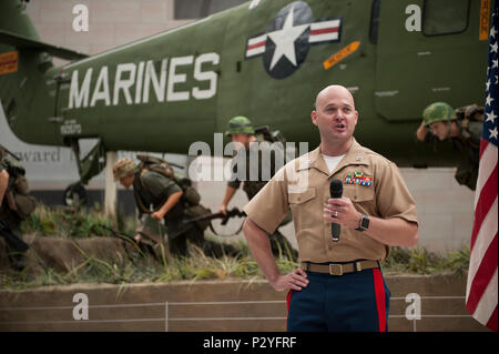 Stati Uniti Marine Corps Capt. John Irwin parla durante la cerimonia di pensionamento per Gunnery Sgt. Bobby Stafford presso il Museo Nazionale del Marine Corps, Triangolo, Virginia, e il Agosto 5, 2016. Stafford si è ritirato dopo aver servito onorevolmente per 17 anni. (U.S. Marine Corps photo by Lance Cpl. Yasmin D. Perez/RILASCIATO). Foto Stock