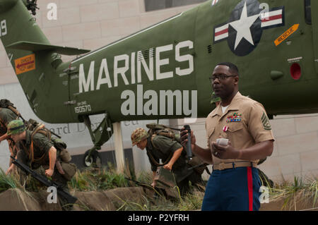 Stati Uniti Marine Corps Gunnery Sgt. Bobby Stafford parla di famiglia e gli ospiti durante il suo pensionamento cerimonia presso il Museo Nazionale del Marine Corps, Triangolo, Virginia, e il Agosto 5, 2016. Stafford si è ritirato dopo aver servito onorevolmente per 17 anni. (U.S. Marine Corps photo by Lance Cpl. Yasmin D. Perez/RILASCIATO). Foto Stock