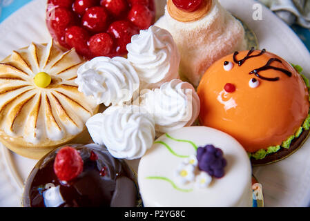 Diversi appetitosi dolci gustosi su una piastra di close-up. Foto Stock