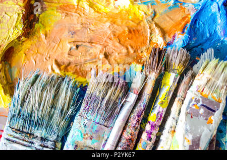 Artista pennelli e la tavolozza dei colori. Le vecchie spazzole. Close up. Foto Stock
