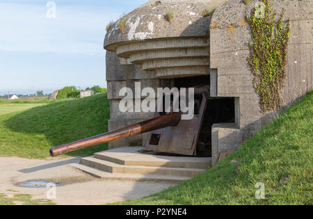 Longues-sur-Mer, in Normandia, Francia, 15 maggio 2018, rimane il tedesco di batteria che è stata catturata su Giugno 07 1944, bunker e pistole di Artiglieria Foto Stock