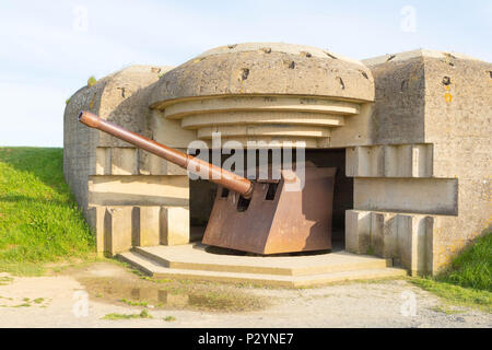 Longues-sur-Mer, in Normandia, Francia, 15 maggio 2018, rimane il tedesco di batteria che è stata catturata su Giugno 07 1944, bunker e pistole di Artiglieria Foto Stock