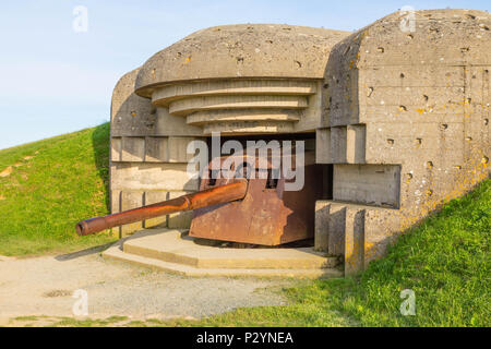 Longues-sur-Mer, in Normandia, Francia, 15 maggio 2018, rimane il tedesco di batteria che è stata catturata su Giugno 07 1944, bunker e pistole di Artiglieria Foto Stock