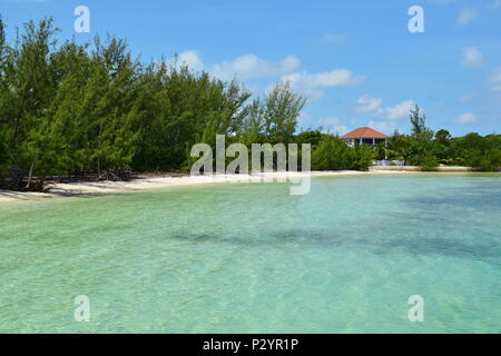 Turtle Bay sul Green Turtle Cay isola delle Bahamas. Una delle isole di barriera off terraferma Great Abaco, raggiunta solo in barca. Foto Stock