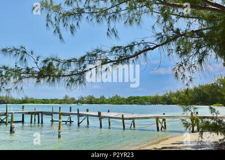 Turtle Bay sul Green Turtle Cay isola delle Bahamas. Una delle isole di barriera off terraferma Great Abaco, raggiunta solo in barca. Foto Stock