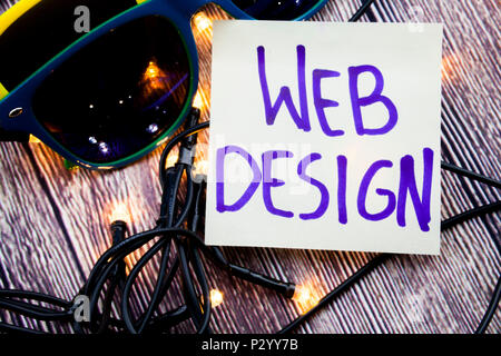 Testo della Scrittura che mostra il Web Design scritto su sfondo di legno con occhiali da sole e luci in direzioni diverse. la concezione di business per il business Web Foto Stock