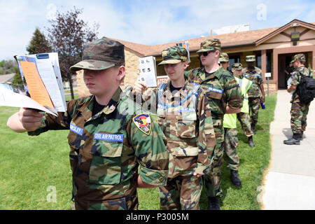 I cadetti della Civil Air Patrol studiano e si preparano mentre aspettano fuori dalla struttura del Camp Guernsey Joint Training Center durante un accampamento di 10 giorni. L'attività enfatizza la disciplina, la gestione del tempo e la preparazione accademica insieme all'addestramento militare. I cadetti acquisiscono esperienza pratica in pianificazioni strutturate, lavoro di squadra e mantenimento dell'attenzione negli ambienti operativi. L'accampamento integra l'apprendimento con procedure militari pratiche, familiarizzazione con l'aviazione e l'esposizione alle operazioni della Guardia Nazionale per uno sviluppo completo dei cadetti. Foto Stock