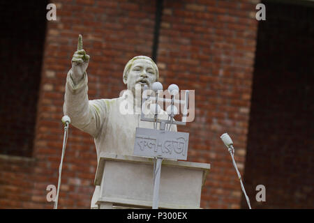 Presentazione dello storico dagli interventi di Bangabandhu Sheikh Mujibur Rahman al Racecourse Maidaïen il 7 marzo, 1971. Questa statua ha recentemente costruito in Foto Stock