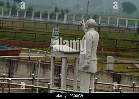 Presentazione dello storico dagli interventi di Bangabandhu Sheikh Mujibur Rahman al Racecourse Maidaïen il 7 marzo, 1971. Questa statua ha recentemente costruito in Foto Stock