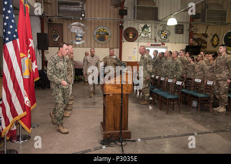 Gibuti- Comandante, U.S. Africa il comando, U.S. Marine Corps gen. Thomas D. Waldhauser, parla con i membri della Combined Joint Task Force-Horn dell Africa, e il agosto 18, 2016 a Camp Lemonnier, Gibuti. Questo è Waldhauser la sua prima visita ufficiale a Gibuti dal assumendo il comando di (AFRICOM) nel luglio 2016. (U.S. Air Force photo by Staff Sgt. Tiffany DeNault) Foto Stock