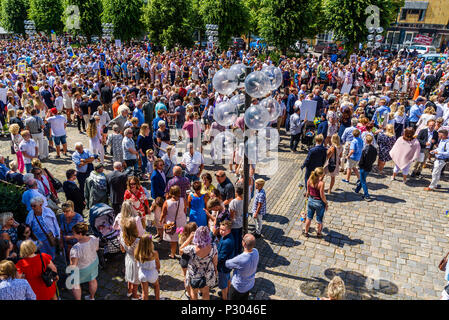 Ronneby, Svezia - 15 Giugno 2018: documentario di viaggio della vita di tutti i giorni e il luogo. La folla raccolta presso la piazza della città per celebrare questo anni graduazione Foto Stock