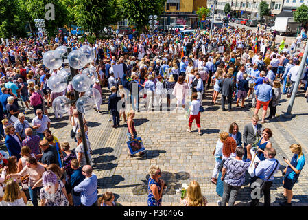 Ronneby, Svezia - 15 Giugno 2018: documentario di viaggio della vita di tutti i giorni e il luogo. La folla raccolta presso la piazza della città per celebrare questo anni graduazione Foto Stock