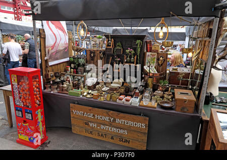 Altrincham Casa Mercato, Vintage interni di miele in stallo, Trafford, Greater Manchester North West England, Regno Unito Foto Stock