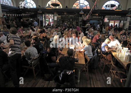 Altrincham retail di successo del mercato della città (simile al mercato di Borough), Trafford consiglio, Greater Manchester North West England, Regno Unito Foto Stock