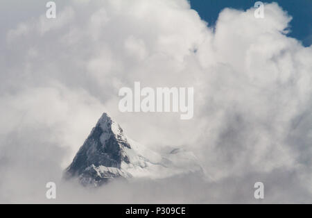 Il vertice di un 7000m picco in Nepal, avvolta da nubi Foto Stock