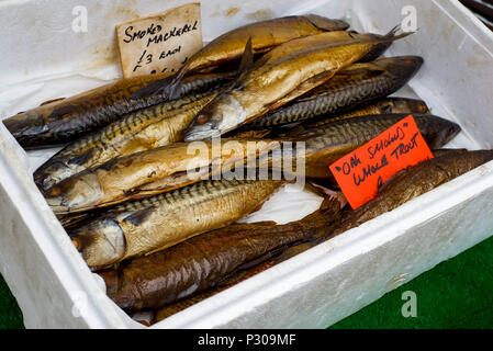 Pesce affumicato in stallo del mercato Foto Stock