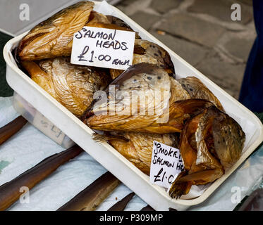 Pesce affumicato in stallo del mercato Foto Stock