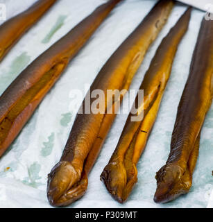 Pesce affumicato in stallo del mercato Foto Stock