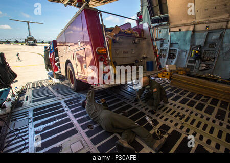 Loadmasters con il 439th Airlift Wing, Air Force comando Reserve, fissare un 1982 Mack 1250 GPM pumper fire carrello su C-5B Galaxy a base comuneGuire-Dix Mc-Lakehurst N.J., 12 agosto 2016. Il carrello sarà volato a Managua, Nicaragua. Master Sgt. Jorge A. Narvaez, un tradizionale New Jersey Air National Guardsman con il 108th delle forze di sicurezza Squadron, è stato strumentale per ottenere il carrello donato ad un gruppo di vigili del fuoco volontari a Managua. Il carrello donazione è fatto attraverso il programma di Denton, che consente ai cittadini degli Stati Uniti e alle organizzazioni di utilizzare lo spazio disponibile sul cargo militare velivoli del tipo AW Foto Stock