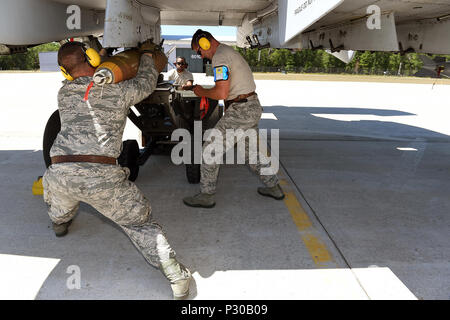 Da sinistra, Senior aviatori Ciad Terry, Duane Lewis, e Tech. Sgt. Skatch Peruski del 127squadrone manutenzione caricare un marchio-82 bomba su un A-10 Thunderbolt II durante il Northern Strike esercitare all'Addestramento Combat Readiness Center, Alpena, Michigan, il Agosto 8, 2016. Sciopero del nord 16 è una guardia nazionale Bureau-sponsorizzato esercizio unendo circa 5.000 esercito, Air Force, Marino e forze speciali elementi di servizio da 20 membri e tre paesi della coalizione durante le prime tre settimane di agosto 2016 al Camp Temolo manovra comune centro di formazione e il Alpena combattere Readin Foto Stock