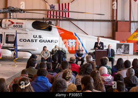 Brig. Gen. Laurie Hummel, l'aiutante generale dell'Alaska National Guard, parla durante una denominazione e inaugurazione dell'Esercito nazionale Guard aviation facility in onore di pensionati Il Mag. Gen. John W. Schaeffer, Jr., in Kotzebue, Alaska, Agosto 9, 2016. Schaeffer è servita come aiutante generale dell'Alaska National Guard dal 1986 al 1991. La struttura, Qipqiña Hangar è dedicata a Schaeffer in suo nome Iñupiaq. (U.S. Esercito nazionale Guard photo by Staff Sgt. Balinda O'Neal Dresel) Foto Stock