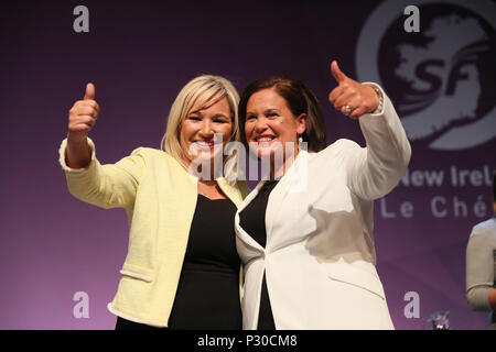 Sinn Fein Presidente Mary Lou McDonald TD (a destra) e il Sinn Fein Vice Presidente Michelle O'Neill durante il loro partito della ard fheis (conferenza annuale) al Waterfront Hall di Belfast. Foto Stock