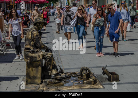 Monaco di Baviera Kaufingerstrasse (e al suo adiacente Neuhauser Strasse) è una delle più antiche strade di Monaco di Baviera. Oggi è Monaco di Baviera più trafficata strada dello shopping. Foto Stock