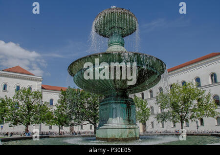 Geschwister-Scholl-Platz è un breve e semi-circolare plaza situato nella parte anteriore dell'edificio principale dell'Università Ludwig Maximilian di Monaco di Baviera. Foto Stock