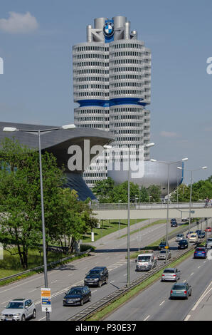 Situato nella parte anteriore del gruppo BMW in sede, BMW Welt unisce il passato e il presente sotto un unico tetto. Foto Stock