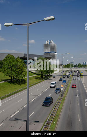 Situato nella parte anteriore del gruppo BMW in sede, BMW Welt unisce il passato e il presente sotto un unico tetto. Foto Stock