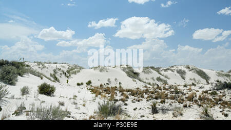 Gesso bianco dune di sabbia nel sud del Nuovo Messico con nuvole e un cielo blu Foto Stock