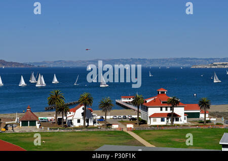 Barche a vela sulla Baia di San Francisco, off Crissy Field, California Foto Stock